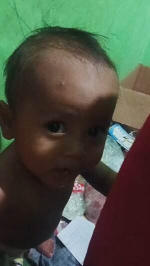 Dede adi nangis, ngambek kenapa ya?