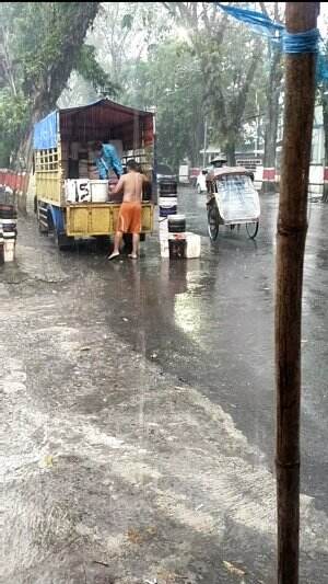 Penjual Tahu Rela Hujan Hujanan 