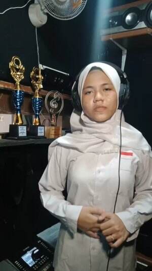 nama : Julia Miranda Putri Usia 13 tahun asal : lombok barat Nusa Tenggara Barat no. hp. 081917175590