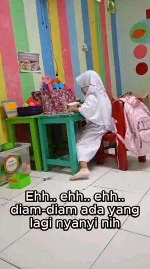 anak kicik lagi belajar berhitung bahasa Arab hahah  