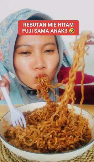 Mie Hitam FUJI Emang Seenak Itu sih, mie nya kenyal bumbunya gak too much  pedasnya jg masih waras menurutku. pedo eloomm ? #noodles #miehit