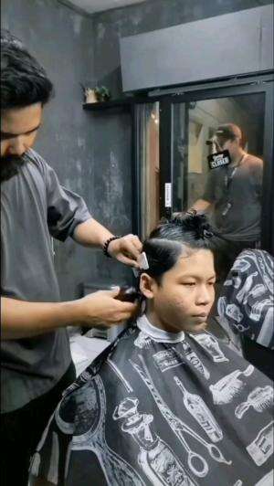 POTONG RAMBUT

#videolucu #videokocak #videohalu #videojenaka #videomeme #videongakak
