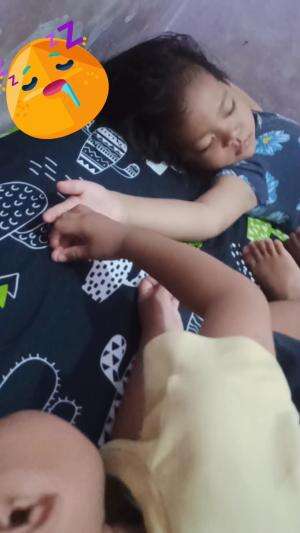 Iseng gangguin kakak bobok