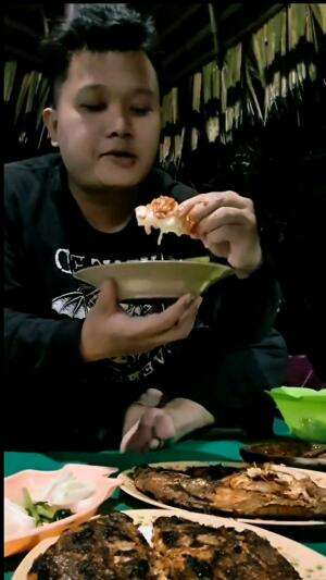 Kuliner Ikan Kerapu Bakar Tepi Pantai Menjelang Malam ? ? #RCTIPlus #shortplus #kuliner #ikanbakar #makankuy 