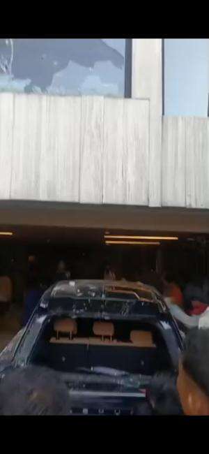 Rumah Ahmad Sahroni di Tanjung Priok, Jakarta Utara digeruduk massa pada Sabtu, 30 Agustus 2025. Pukul 15.00 WIB.