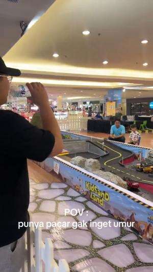 cocok buat jadi tempat penitipan cowo kalau cewenya lagi shopping.