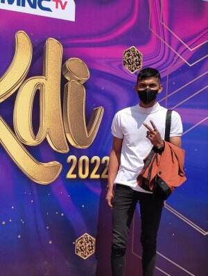 Nama Hari suparman, asal kota pacitan, umur 25th, cinta dan dilema acoustik gitar, prestasi juara voice 3 Pacitan, menguasai semua lagu