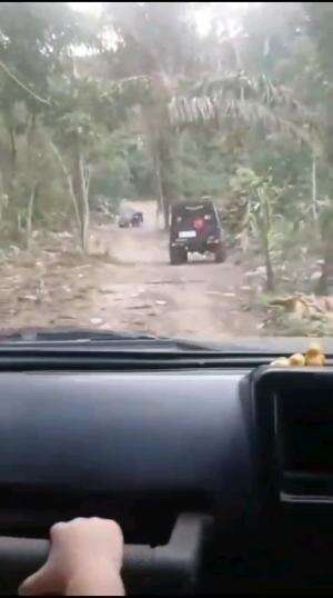 Menuju lokasi wisata dengan berbagai kerandoman jalan yang dilalui. Tanjakannya extreme dengan kontur tanah berbatu lepas. Untung unit yang 