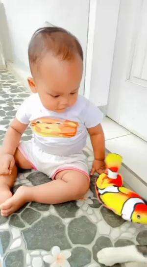 Anak pinter lagi dolanan iwak gurameh