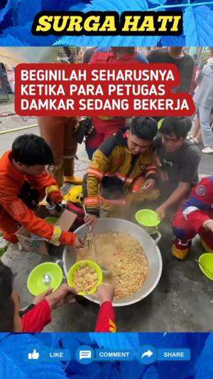 Warga komplek ini sediakan mie instan dan minum gratis, sebagai apresiasi untuk para petugas damkar yang telah bekerja keras padamkan api.