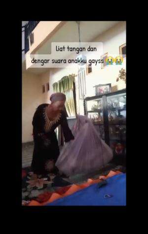 Seorang wanita memperlihatkan saudara tiri dari Ibunya yg sering mencubit perut anaknya sampai menangis, tanpa alasan yg jelas.