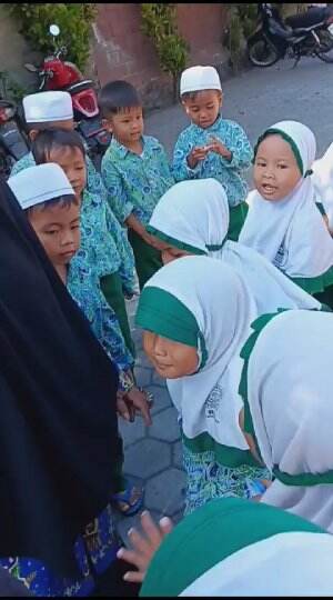 LOMBA tarik tambang 