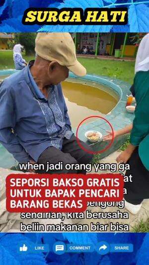 Wanita ini dengan senang hati, belikan seporsi bakso untuk bapak pemulung yang sedang melamun di sampingnya, karena merasa tidak tega..