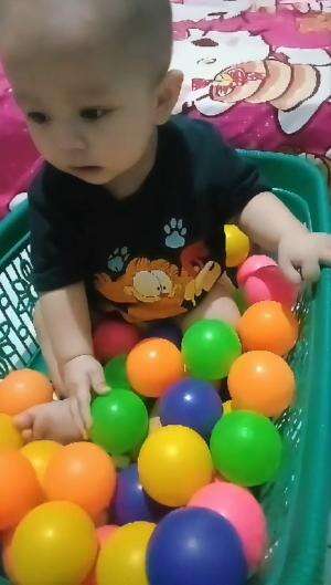 Bayi lucu main bola warna 😘  #RCTIPlus  #HOTrctiplus  #rctiofficial  #HomeOfTalentRCTIPlus  #bayiajaib 
