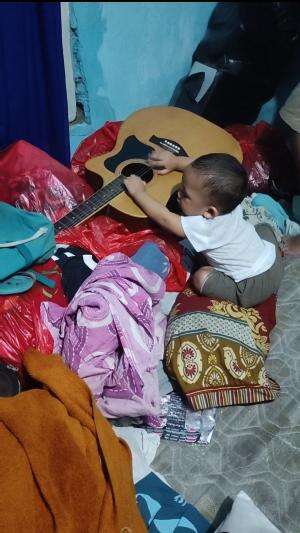 Bayi main gitar