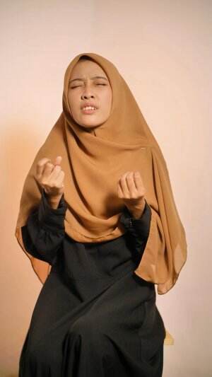 nama suhenah_umur 19 tahun_alamat lampung_menyanyikan 2 lagu yg berjudul syaikhona dan sayyidah aisyah