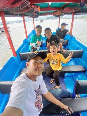 Naik Perahu di Waduk Darma Jagara Eco Park Kuningan. 