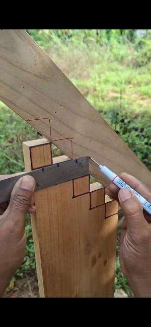 Cara memotong kayu bertingkat agar sama persis.