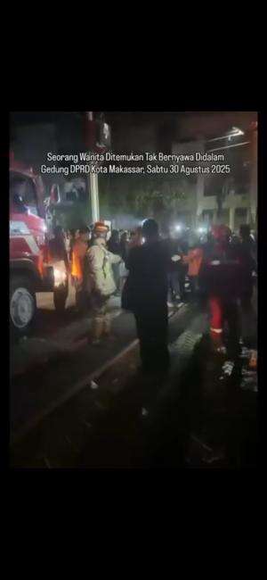 Jasad Seorang Wanita ditemukan dalam kondisi hangus di dalam gedung DPRD di Kota Makassar yang dibakar masa pada Sabtu, 30 Agustus 2025.