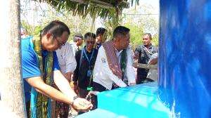 Plan International Indonesia dan Bayan Grup berikan air bersih bagi warga Desa Pisan, Kec. Amanuban Timur, Kab. Timor Tengah Selatan.