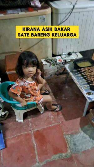 Kirana Lagi Asik Bakar Sate #trending #kirana 