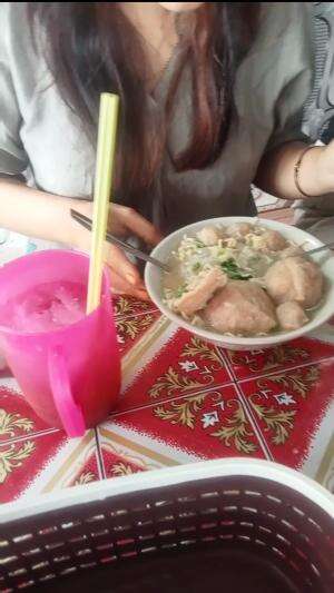 MAKAN BAKSO JOMBO 
 #enakpascuacanyadingin
 #baksojombo
 #tambahenakkarenaditraktir
