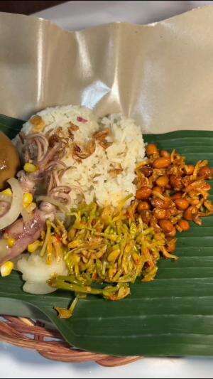 Nasi uduk tergurih se- Kelapa Dua Depok! Asli, dateng jam 12 malem makin rame. 🤤