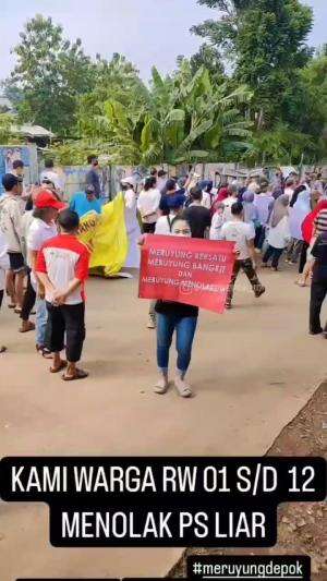 Warga Meruyung, Limo, Kota Depok, menyatakan penolakan terhadap Tempat Pembuangan Akhir (TPA) sampah liar yang berada di Jalan Tiga Putra.