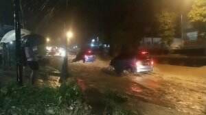 Hujan Deras.tgl 3 Feb 2025..Jam 19.00wit..Jln raya Entrop Banjir Depan Dealer Daihatsu Entrop Jayapura.. Papua