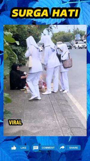 Melihat nenek penjual keripik di depan kampus, para mahasiswi ini tanpa ragu ikut bantu borong.