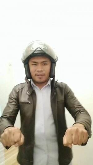 Ceritanya lagi naek motor. 😁. baju SMA saya udah ga muat nih ngomong ngomong.  🤭