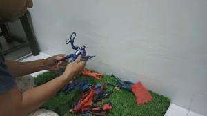 bermain mainan super hero