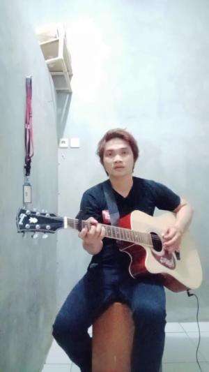 menyanyikan lagu ciptaan aku sendiri judulnya dibalik sisi kerasku.. aku punya mimpi besar untuk menjadi bintang, dengan karyaku.