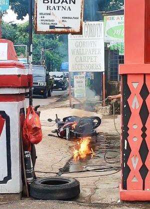 minimal konsultasi dulu ke bidan Ratna cara memadamkan api 
#motorkrbakar #motor #bengkel #short 