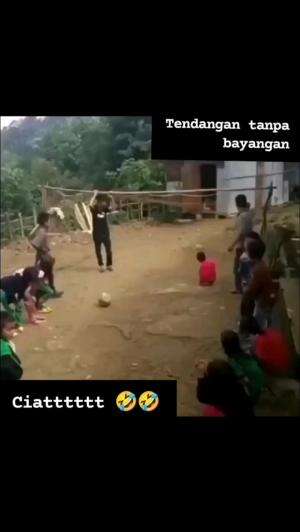 TENDANGAN TANPA BAYANGAN

#videolucu #videokocak #videohalu #videojenaka #videomeme #videongakak