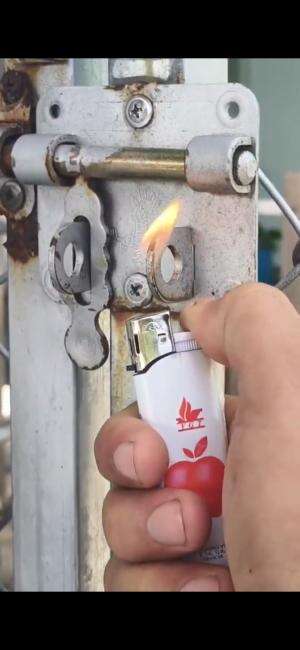 Cara melindungi gembok dari hujan.