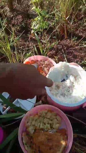 Tempat Makan Paling Nikamt Itu Di sawah #reviewmakanan #gakmasakgakmakan #nasiliwet #buntelikanasi 