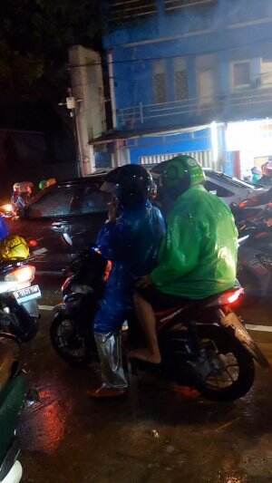 Jalan macet total karena hujan #hujan