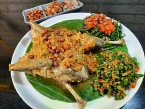 Ayam betutu dengan sambal matah, plecing kangkung, lawar, dan sambal embe #onlineauditionmci9