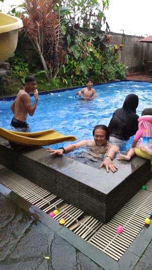 Holiday bersama teman teman ayah aku