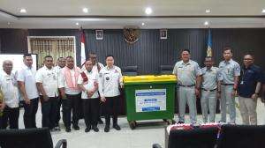 Pemkot Kupang dapat bantuan lima kotak sampah diterima oleh Wali Kota Kupang, dr. Christian Widodo dan diserahkan langsung oleh Kakanwil PT.