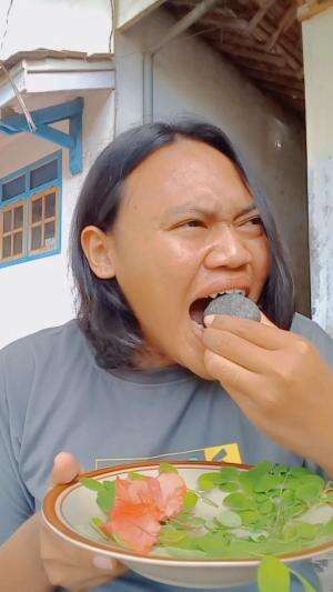 MAKAN BATU ! Katanya batu di rebus bisa empuk dan bisa di makan guys #HOTrctiplus #lutfiafifi 