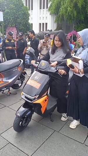 kota tua sewa sepeda ❌
kota tua cobain motor listrik dari yadea✅
📍kotatua 25 Januari 2025  #motorlistrik  #HOTrctiplus  #RCTIPlus #yadea 
