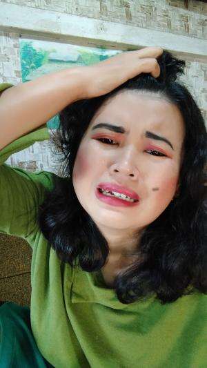 ketika di tertawa kan semua orang di acara ulang tahun karena makeup nya terlalu menor