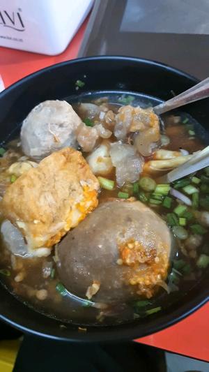 Bakso Persemanan | kalian pernah coba gak bakso monitor ketua😁 | Bikin ngiler🤤 #RCTIPlus #shortplus #creatorrctiplus #bakso #makan #kuliner 