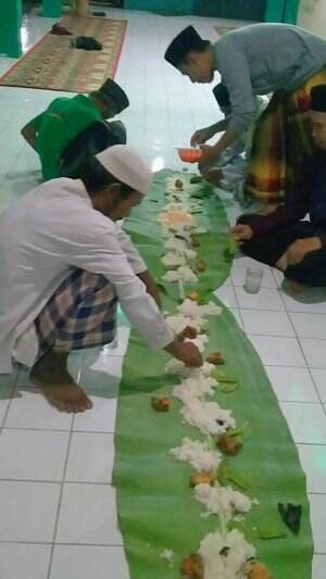 Selesai sholawat kita makan liwet gaes