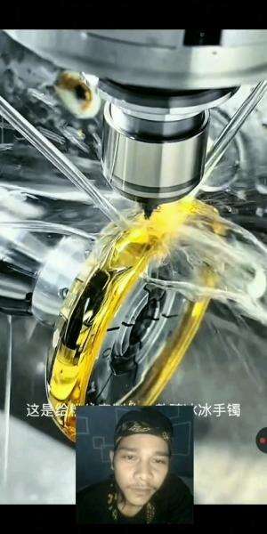 Bahan apa ya ini mirip emas gitu tapi ada yg aneh??

 #RCTIPlus  #HOTrctiplus 