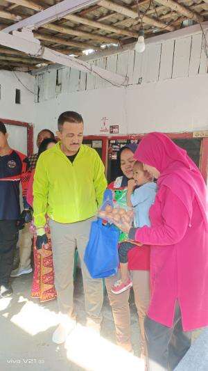 Kunjungan Bpk walikota Jakarta Timur M.anwar ke balita stunting dan santunan yatim dilingkungan RW 003