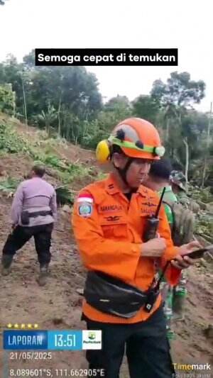 warga tertimbun tanah longsor dalam pencarian, sebanyak 6 korban tertimbun tanqh longsor kec.bendungan kab. trenggalek "Ds. Depok"
.
.
.
#tr