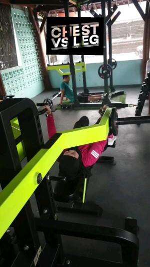 lemas tetapi tetap gass
.
.
.
 #gym #chest #gymmotivation 